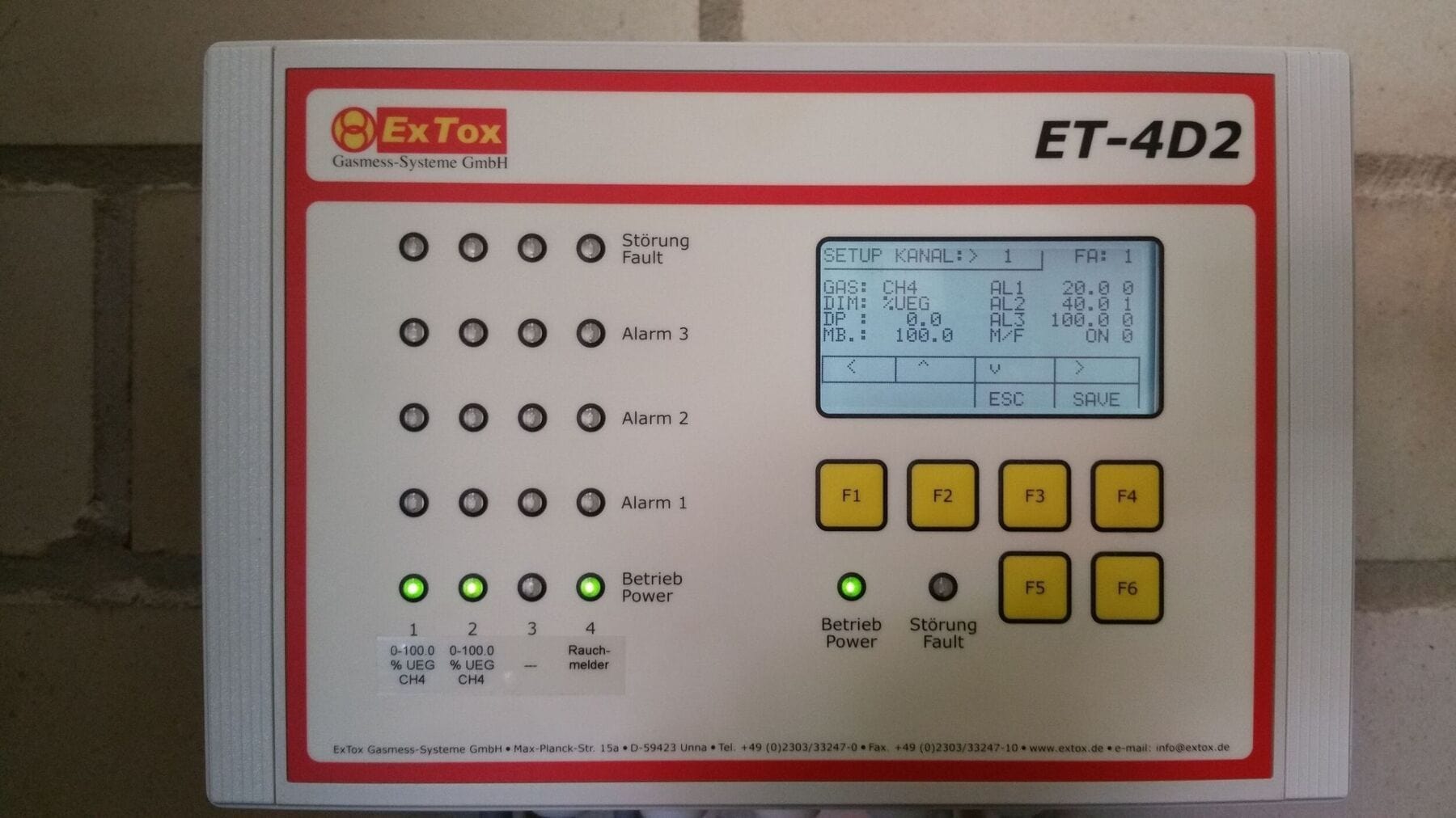 Gasanalysegerät mit digitalem Display und Tastenfeld, zeigt verschiedene Alarme und Messwerte.