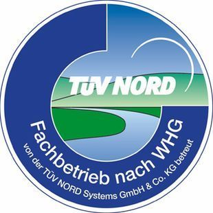 TÜV NORD Logo, blau und grün, mit Text "Fachbetrieb nach WHG".